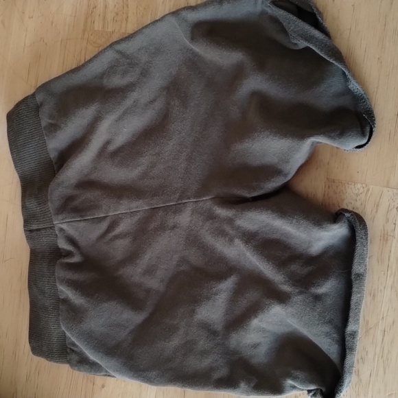 Green boy shorts (18 months - Picture 2 of 3